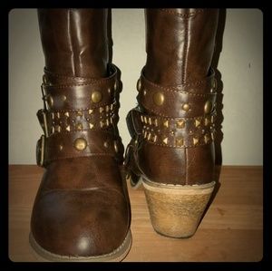 Womens just above the ankle cowgirl boots